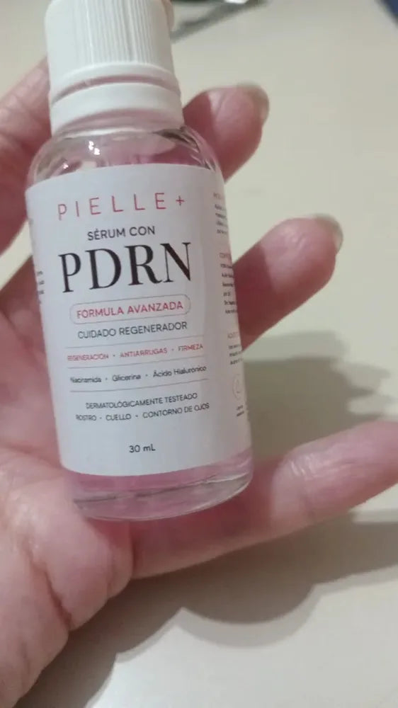 Clienta con el sérum Pielle en la mano