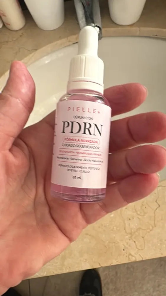 Clienta sosteniendo su sérum Pielle